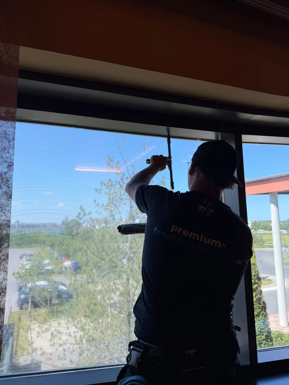 Glasreinigung innen mit Abzieher — Premium Fensterreinigung im Einsatz