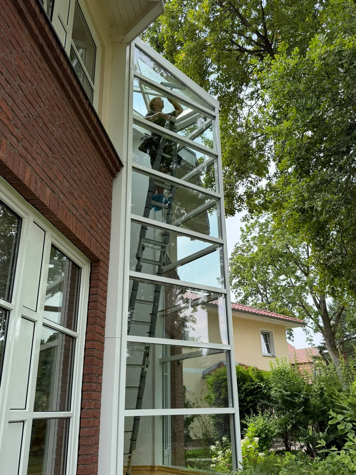 Fensterreinigung Einfamilienhaus Havelland — Glasanbau ueber zwei Etagen