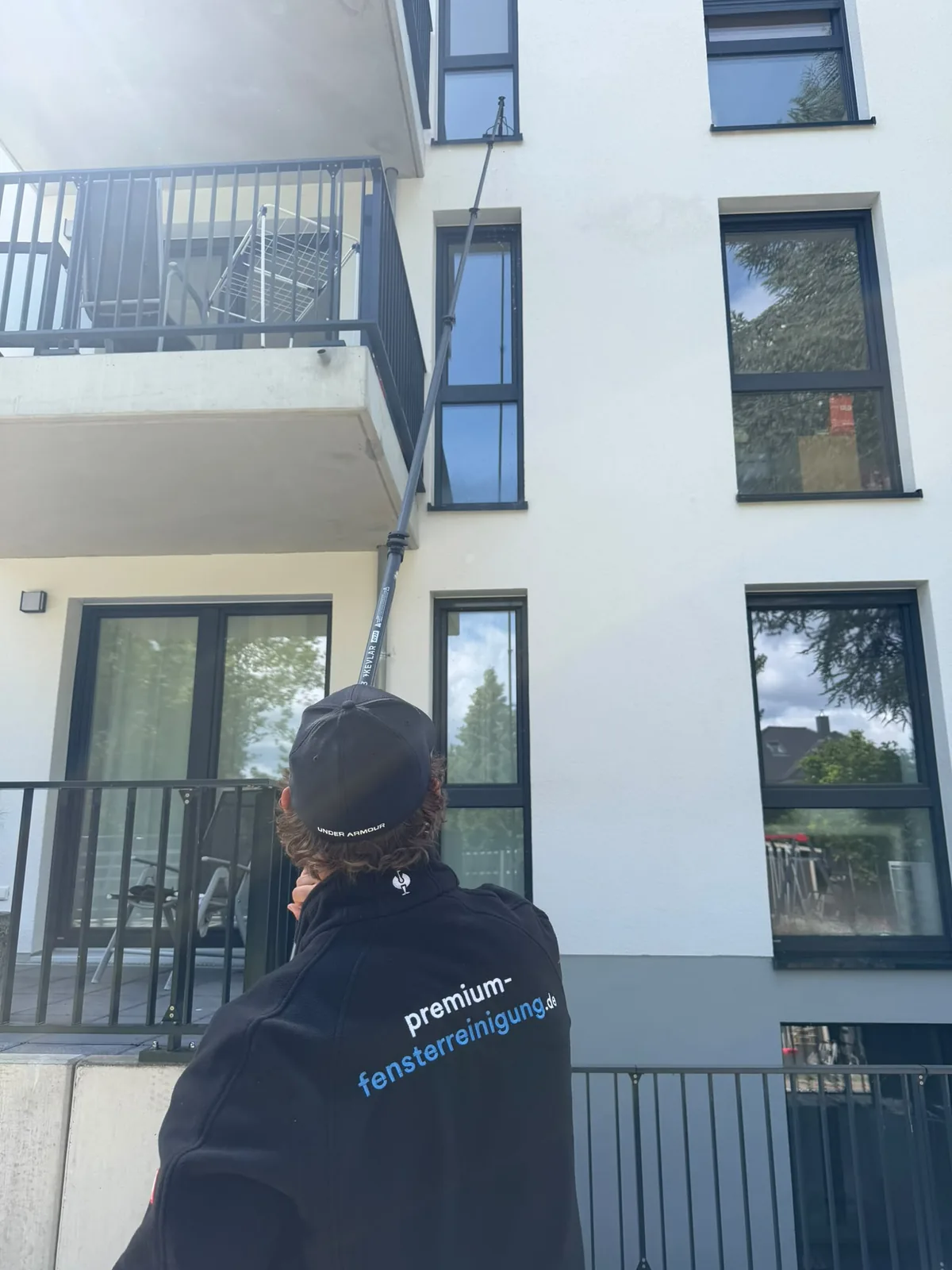 Premium Fensterreinigung im Einsatz — Teleskoptechnik am Mehrfamilienhaus