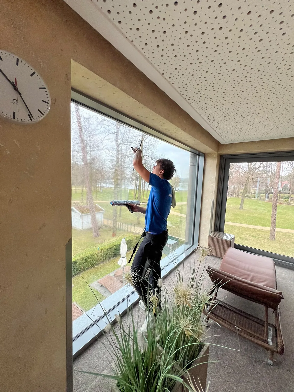 Fensterreinigung innen Gewerbeobjekt — Panoramaverglasung streifenfrei