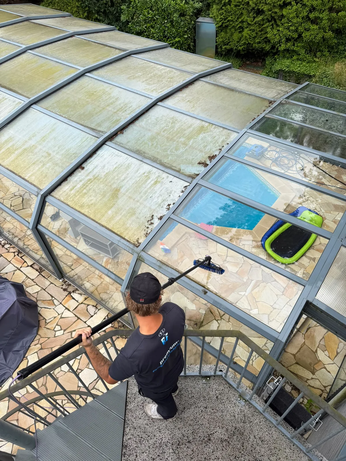 Pool-Ueberdachung reinigen Havelland — Gruenbelag-Entfernung auf Glasdach