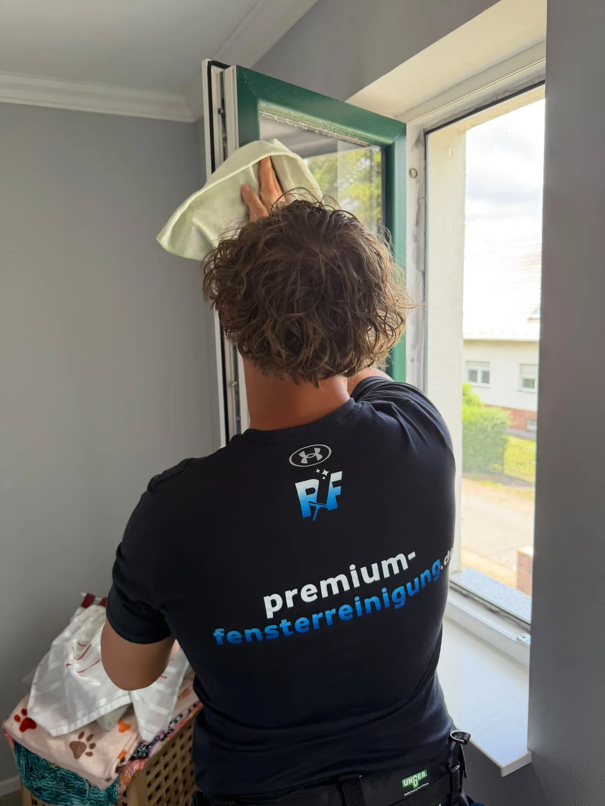 Fensterrahmen-Reinigung Privathaushalt — Rahmen und Falze immer inklusive