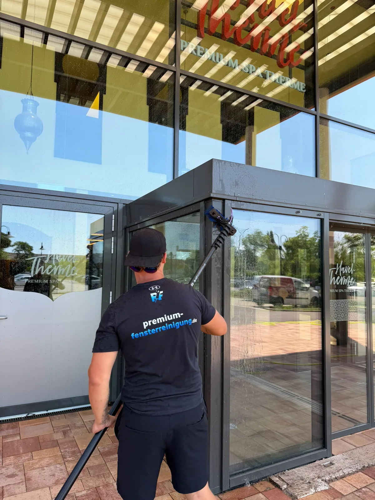 Glasreinigung Gewerbe Brandenburg — Glasfront am Therme-Eingang mit Teleskoptechnik