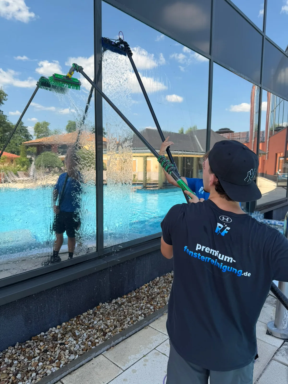 Glasfassaden-Reinigung Gewerbeobjekt Brandenburg mit Osmosewasser und Teleskopstangen