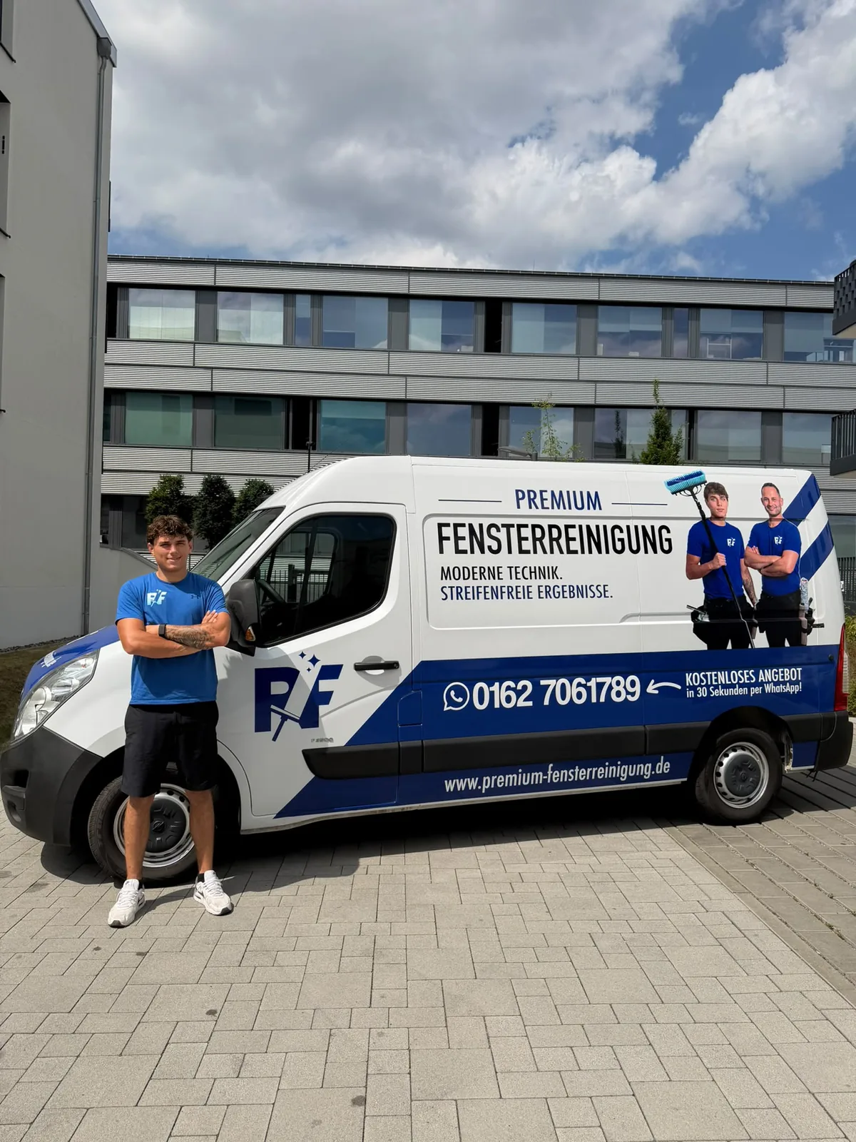 Premium Fensterreinigung Transporter mit Teammitglied — moderne Technik, streifenfreie Ergebnisse